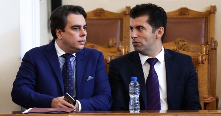 Бившите служебни министри Кирил Петков и Асен Василев, заедно със